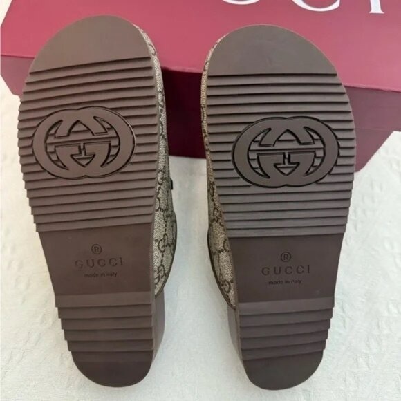 Gucci Women's Beige Monogram Mules with Gold Detail - Picture 5 of 5